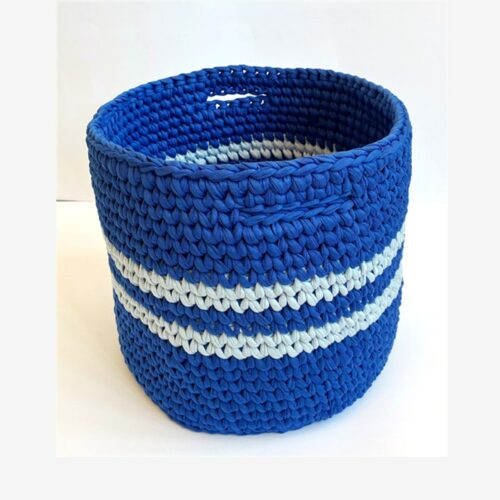 Cesta alta de crochet en azul cobalto hecha a mano