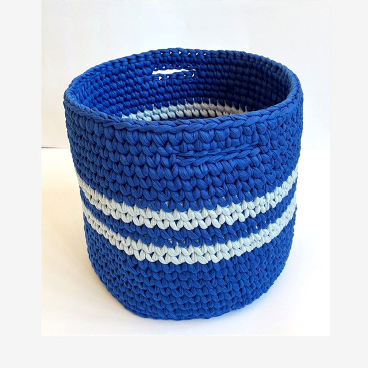 Cesta alta de crochet en azul cobalto