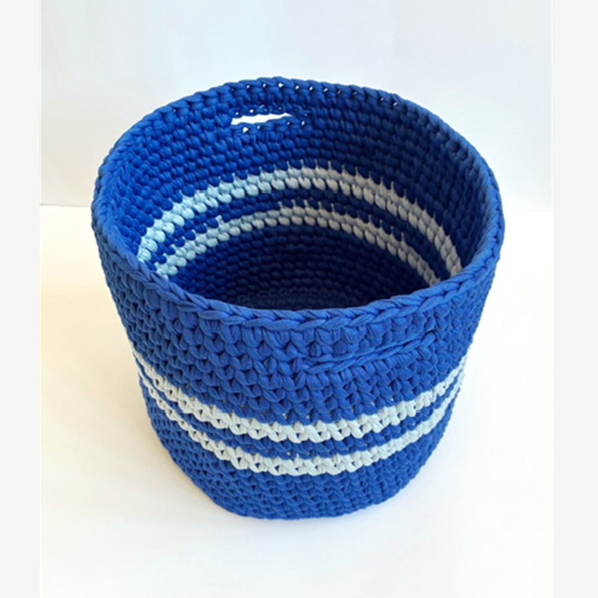 Cesta alta de crochet en azul cobalto, vista del interior
