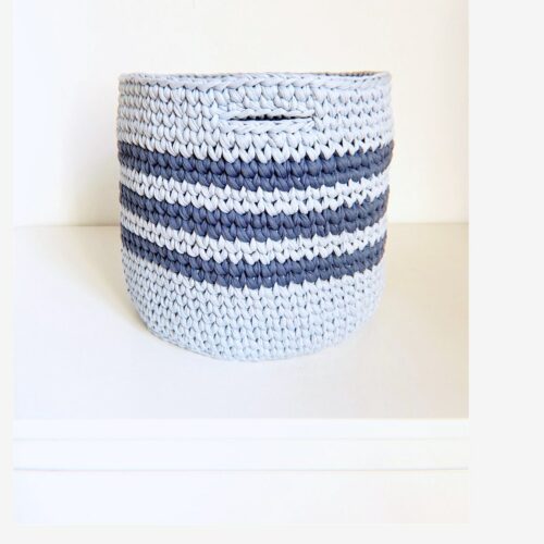 Cesta alta grande de crochet en azul claro y oscuro hecha a mano