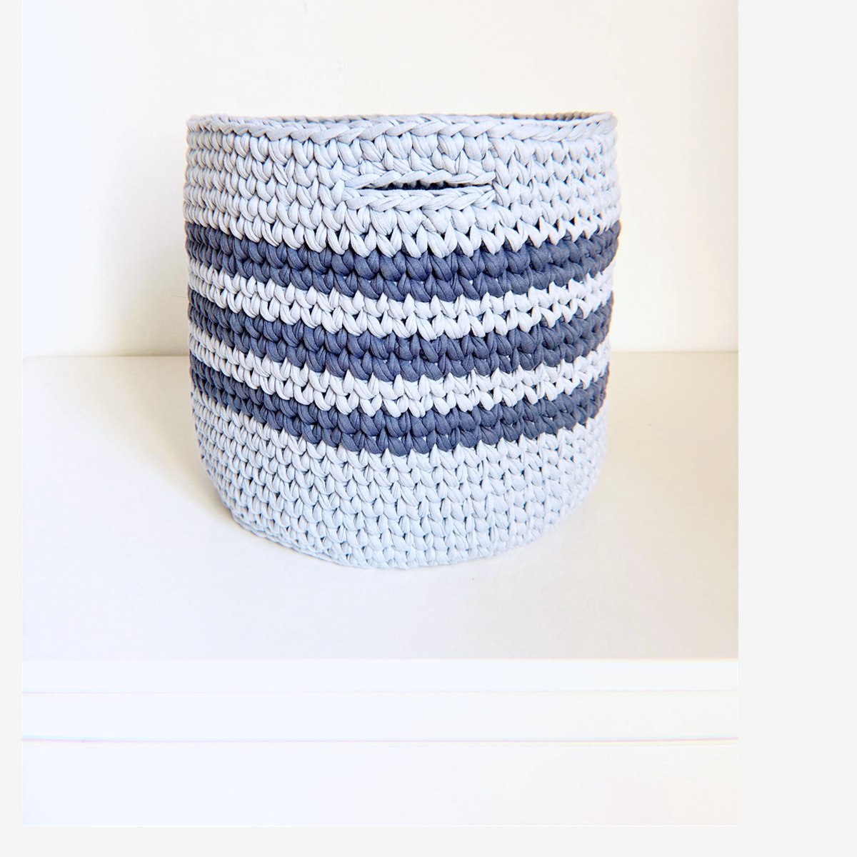 Cesta alta grande de crochet en azul claro y oscuro
