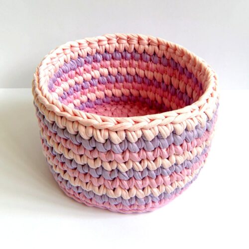Cesta mediana de crochet en rosa y lila hecha a mano