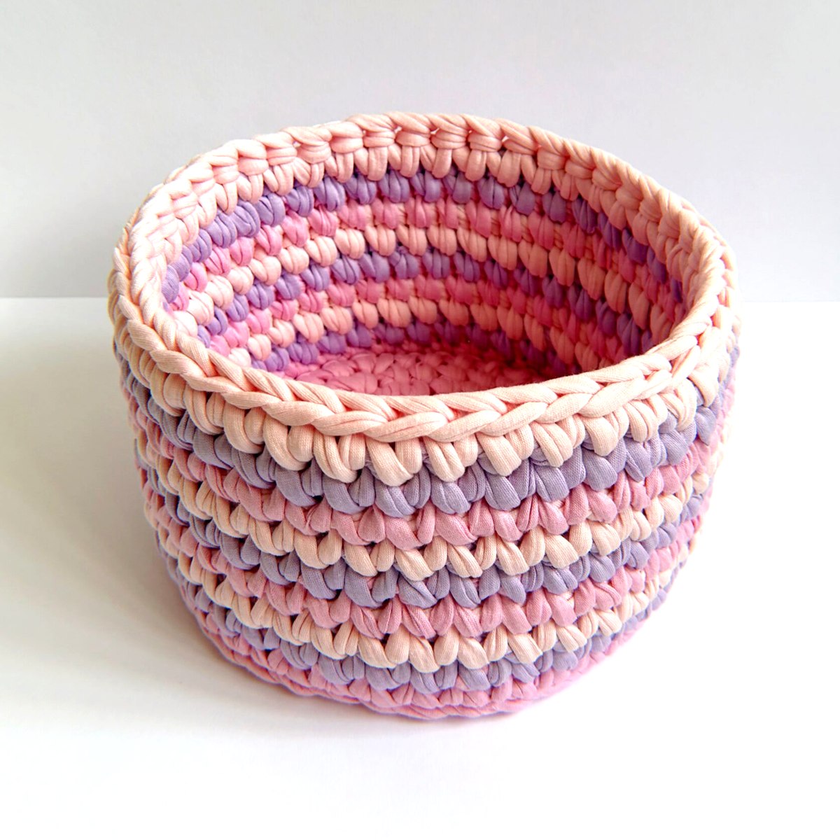 Cesta mediana de crochet en rosa y lila