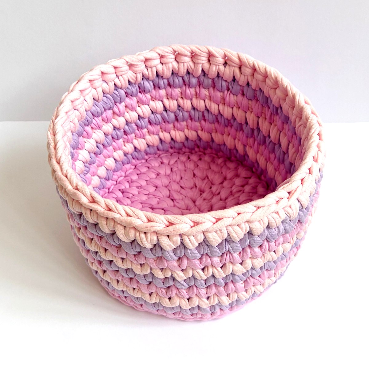 Interior de la cesta mediana de crochet en rosa y lila
