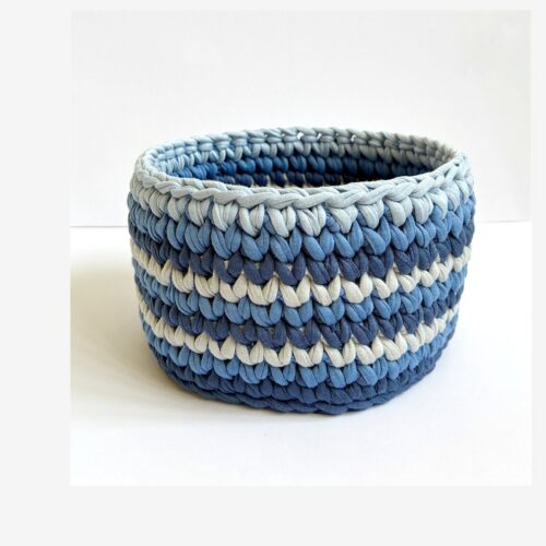 Cesta mediana de crochet en tres tonos de azul hecha a mano