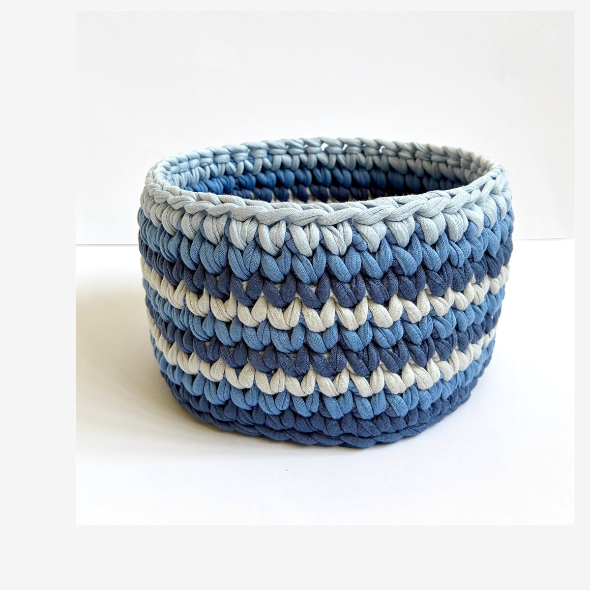 Cesta mediana de crochet en tres tonos de azul