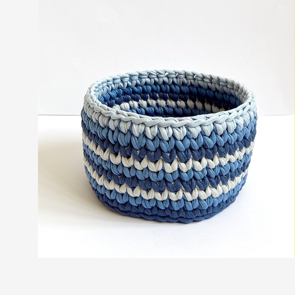 Cesta mediana de crochet en tres tonos de azul, vista frontal