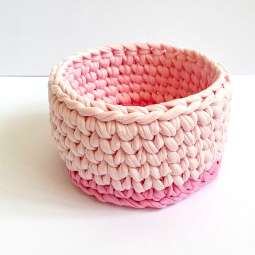 Cesta pequeña de crochet en rosa hecha a mano