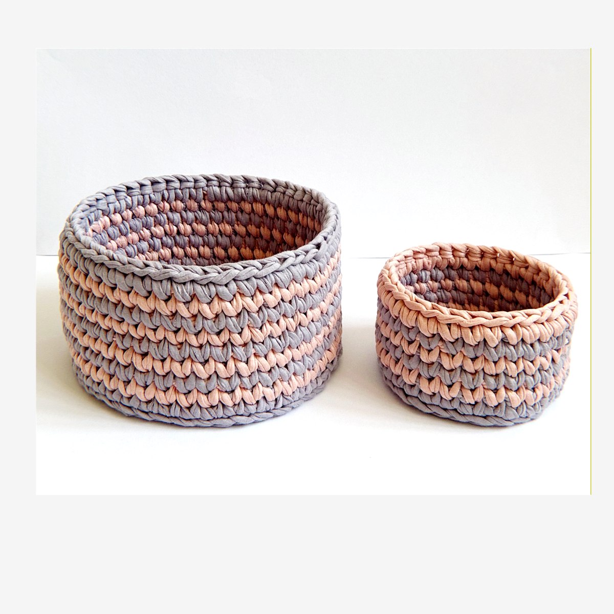Pack de 2 cestas de crochet en rosa y lila
